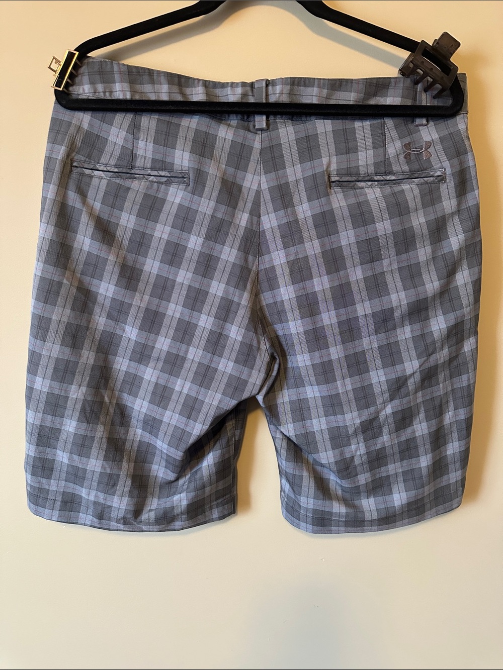 Under Armour Men's Gray Plaid Flat-Front Shorts - Picture 4 of 4